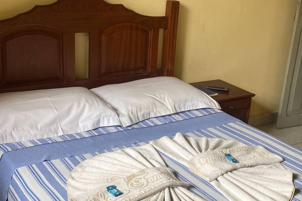 Habitación básica con 1 cama matrimonial o 2 individuales, acceso a la alberca | Muebles diferentes, wifi gratis y ropa de cama