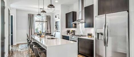 Kjøleskap, kaffetrakter/tekoker og kjøkkenutstyr