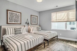 8 habitaciones, tabla de planchar con plancha, wifi y ropa de cama 