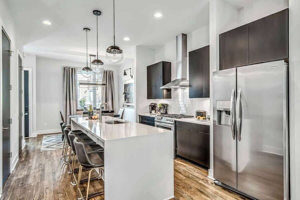 Refrigerador, cafetera y tetera y utensilios de cocina 