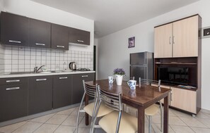 Fridge, oven, stovetop, coffee/tea maker