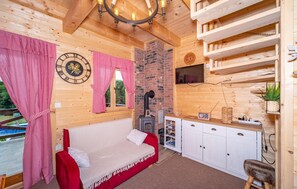 Smart TV, fireplace, stereo