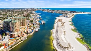 Eine Küstenstadt mit einer Marina, Strand und Hochhäusern.