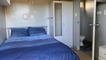 2 bedrooms, travel crib, free WiFi, bed sheets