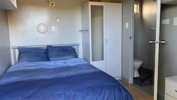 2 bedrooms, travel cot, free WiFi, bed sheets
