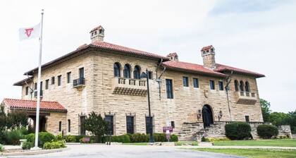 CUTE, QUIET, & COZY Farmhouse - Minutes away from everything in Ponca City!