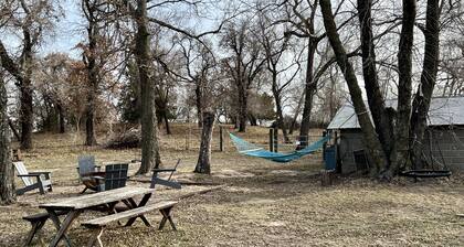 CUTE, QUIET, & COZY Farmhouse - Minutes away from everything in Ponca City!