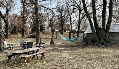 CUTE, QUIET, & COZY Farmhouse - Minutes away from everything in Ponca City! 
