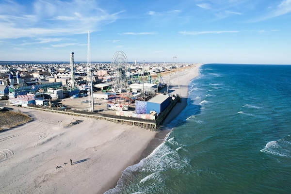 Beach nearby, sun loungers, beach towels
