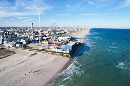 Immaculate Airy Retreat 300ft to Beach - Beach Badges, Linens + Towels Included