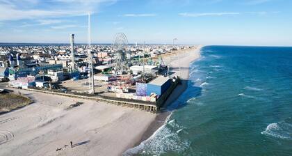 Immaculate Airy Retreat 300ft to Beach - Beach Badges, Linens + Towels Included