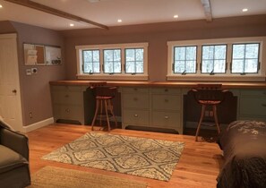 5 bedrooms, desk, iron/ironing board, WiFi