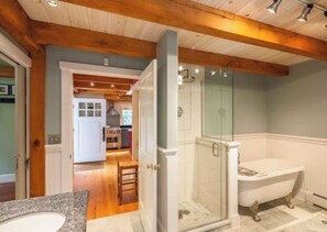 Combined shower/bathtub, jetted bath, hair dryer, towels