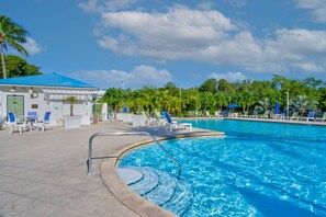 Outdoor pool, a heated pool - 🏝️OCEANFRONT PARADISE AWAITS YOU🏖️ (Tavernier)