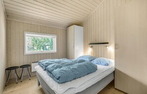 2 bedrooms, travel crib, free WiFi