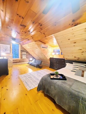 4 habitaciones, escritorio y tabla de planchar con plancha