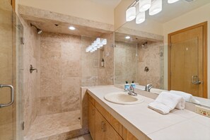 Shower, hair dryer, towels - Monthly Discount, Hot Tub & Sauna, Resort Access! (Durango)