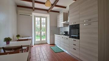 Kylskåp, ugn, spishäll och kaffe- och tebryggare