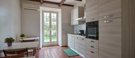 Fridge, oven, stovetop, coffee/tea maker