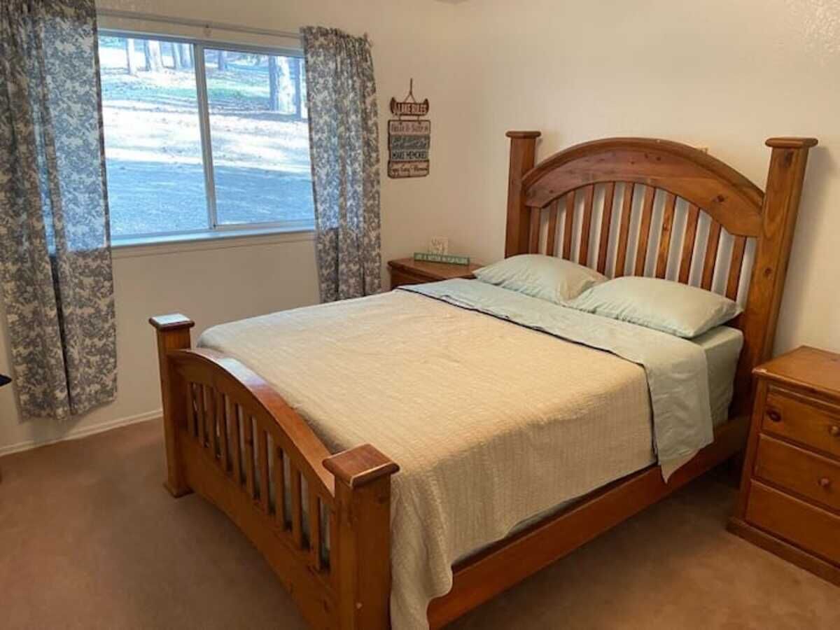 A peaceful refuge w/WiFi, central AC, deck & woods