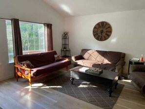 Smart TV, DVD player, books - A peaceful refuge w/WiFi, central AC, deck & woods (Groveland)