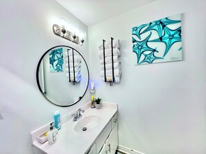 Combined shower/bathtub, hair dryer, towels, soap - 30A Blue Mountain Beach -Pet-Friendly - Fenced Yard - Beach & Dining Live Music (Santa Rosa Beach)