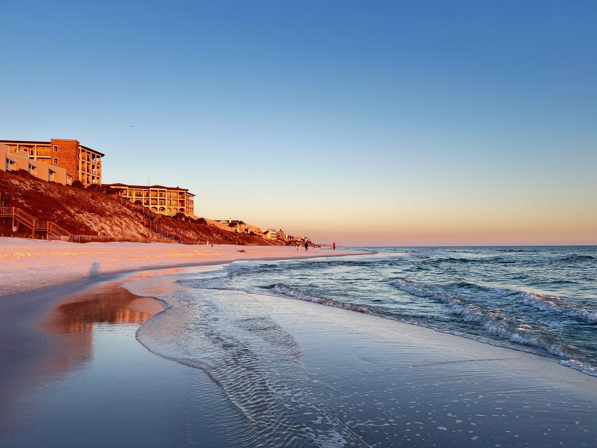 Accommodatie ligt op het strand, ligstoelen, strandlakens