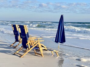 En la playa, camastros y toallas de playa 