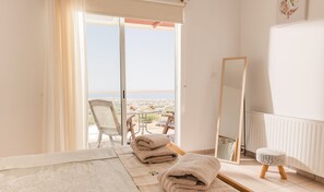 4 bedrooms, iron/ironing board, internet, bed sheets