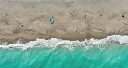 Modern Private 2 BR 1 BA and Kitchen Near the Beach