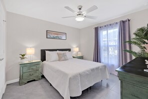 2 sovrum, skrivbord, strykjärn/strykbräda och resesäng