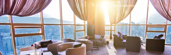 3 restauranter, frokost, lunsj og middag serveres, internasjonale retter