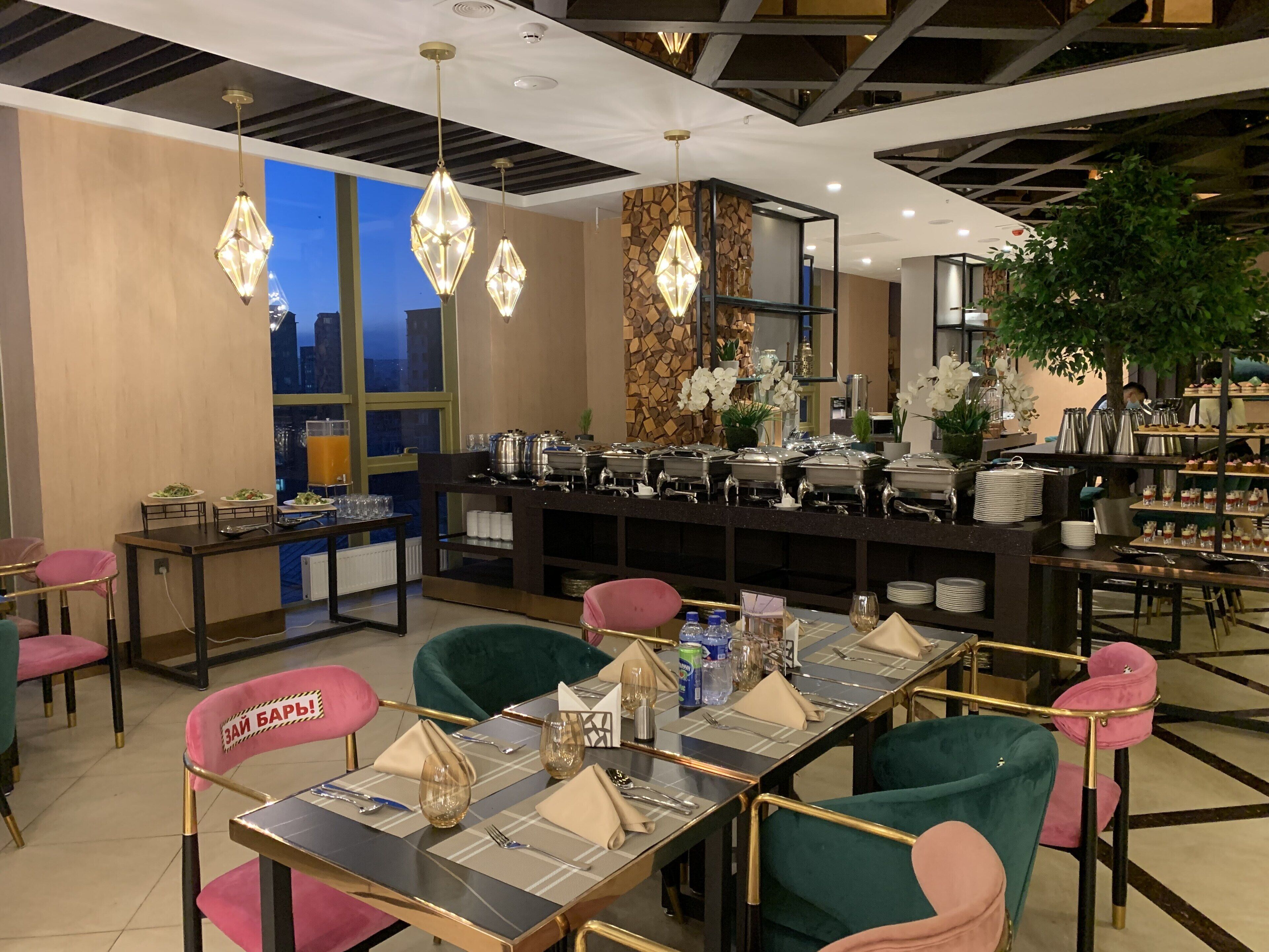 Un comedor moderno con barra libre, que incluye diversos recipientes de comida y una selección de bebidas.