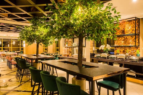 3 か所のレストラン : 朝食、ランチ、ディナーに営業