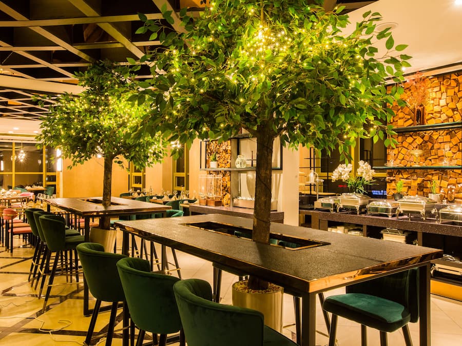 3 restaurantes; se sirve desayuno, almuerzo y cena; cocina internacional