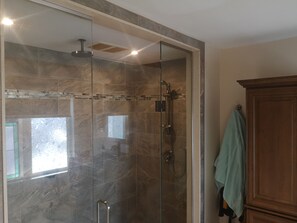 Douche, savon, papier de toilette