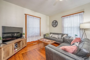 Smart TV, futbolito, libros