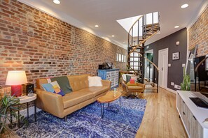 Smart TV, computer monitors - Unique renovated townhouse with private backyard (Washington)