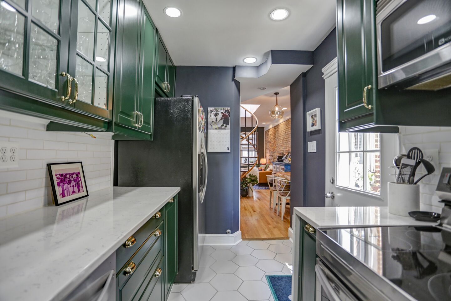 冷蔵庫、電子レンジ、オーブン、コンロ