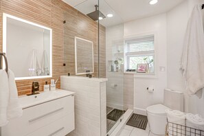 Douche, sèche-cheveux, serviettes fournies, savon