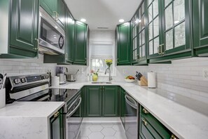 Fridge, microwave, oven, stovetop - Unique renovated townhouse with private backyard (Washington)