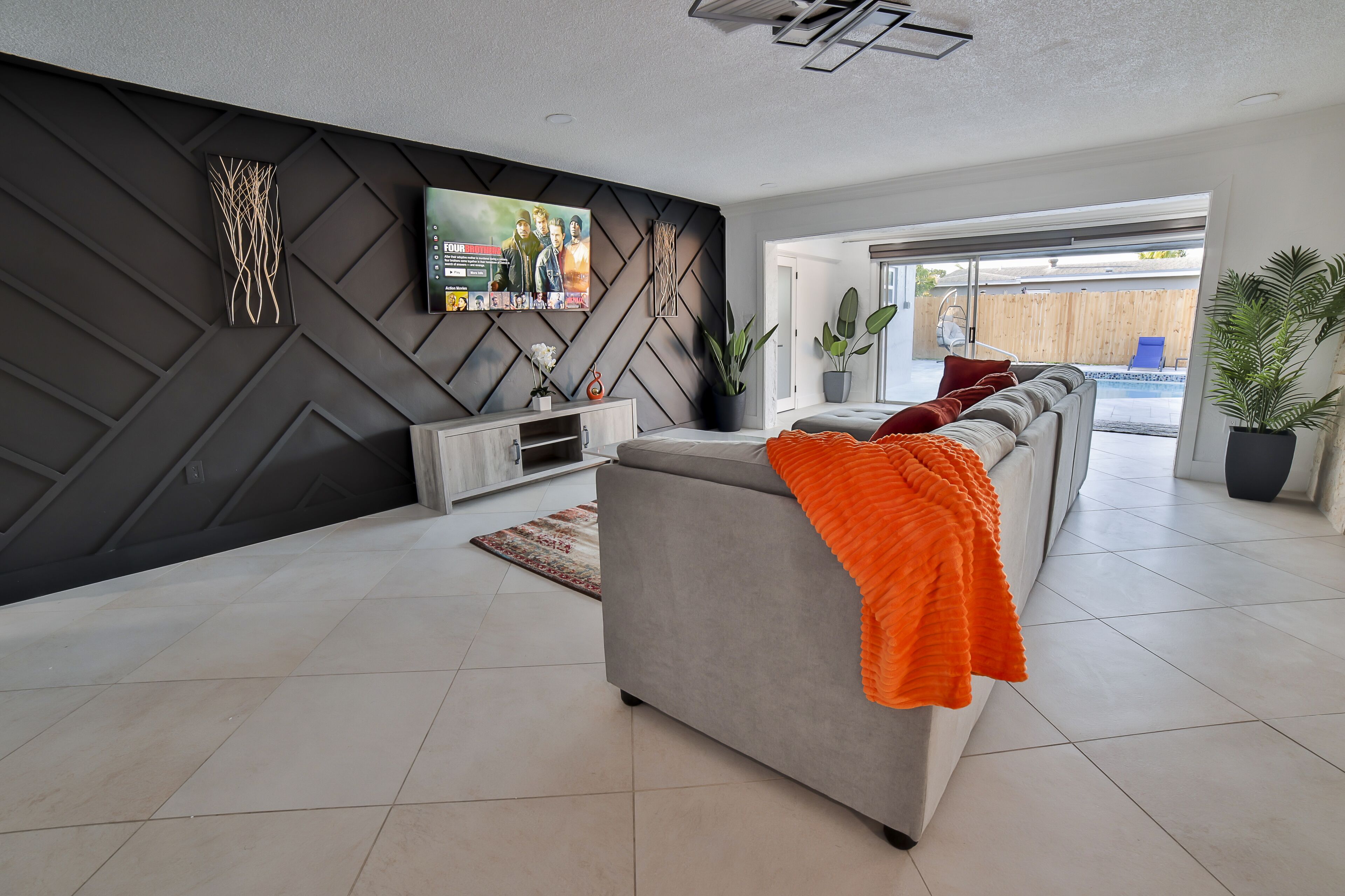 SUNSET OASIS, Luxury Villa, Heated Pool, King bed in Sunrise, FL