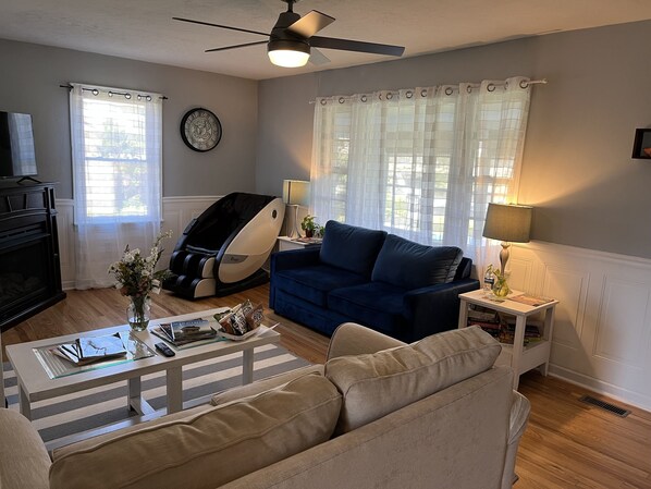 Smart-TV, Kamin, Videospiele, Bücher