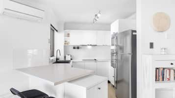 Geladeira, micro-ondas, fogão, cooktop