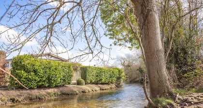 Stunning character 2bed Cottage in St Albans Wifi
