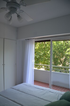 2 habitaciones, escritorio, tabla de planchar con plancha y wifi gratis 