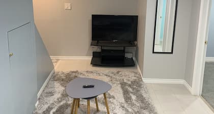 Adorable two bedrooms unit with sperate entrance close to everywhere