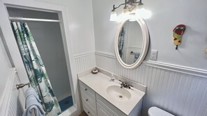 Duschwanne, Handtücher, Toilettenpapier