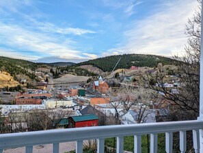 Una cittadina con edifici, una chiesa e una collina sullo sfondo.