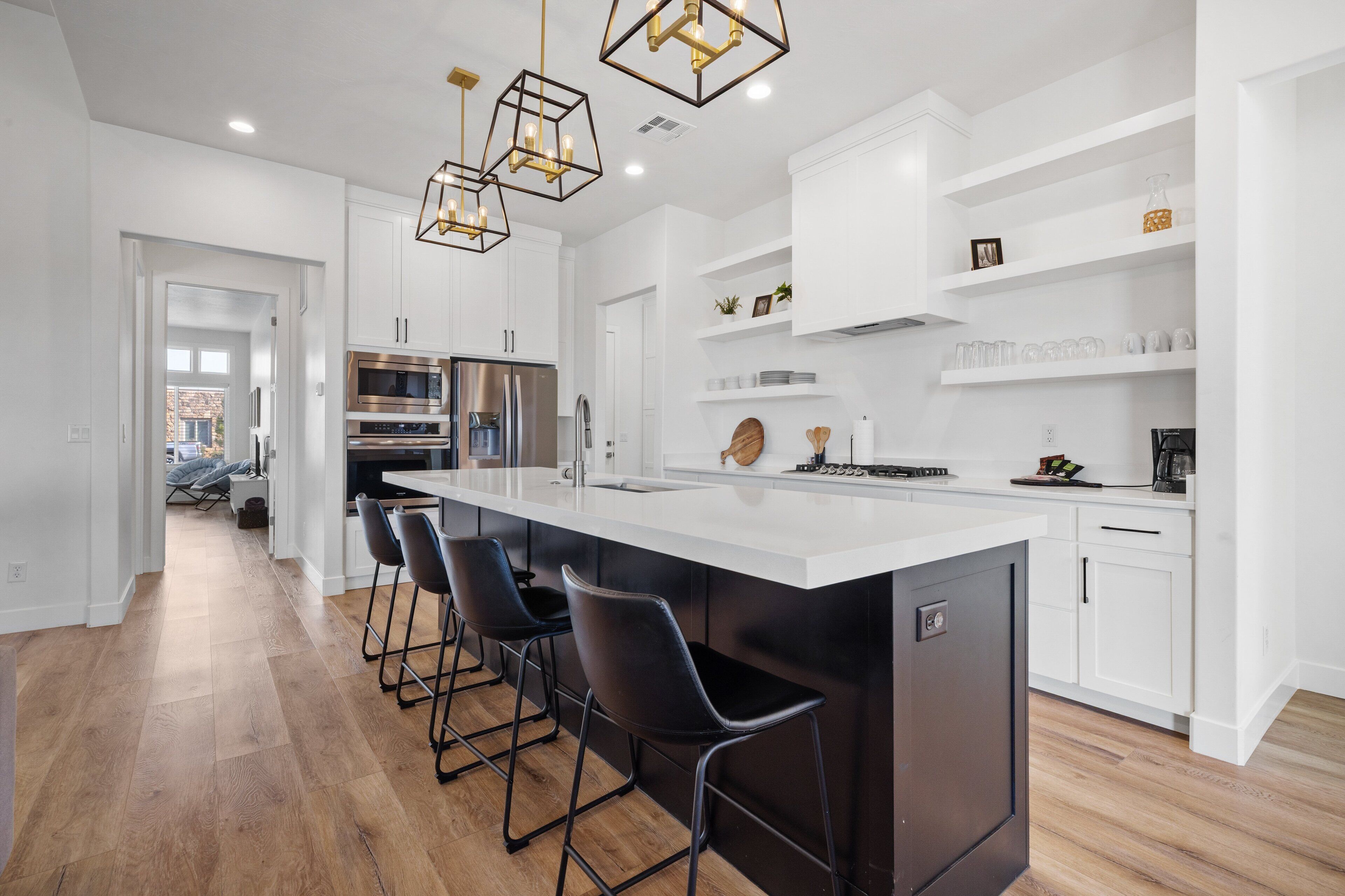 Jääkaappi, mikroaaltouuni, uuni, liesi